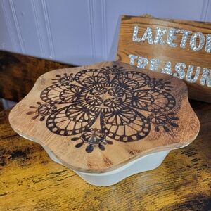 The Pioneer Woman snowflake shaped baker / Decorative Wooden